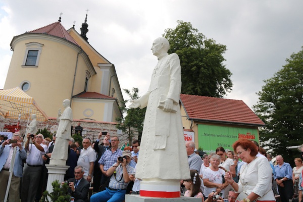 pomnik arcybiskupa baraniaka